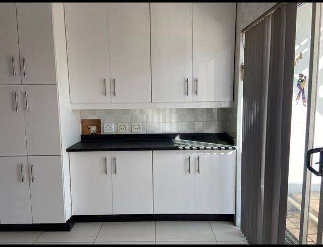 8 BEDROOM HOUSE FOR SALE IN SYDENHAM